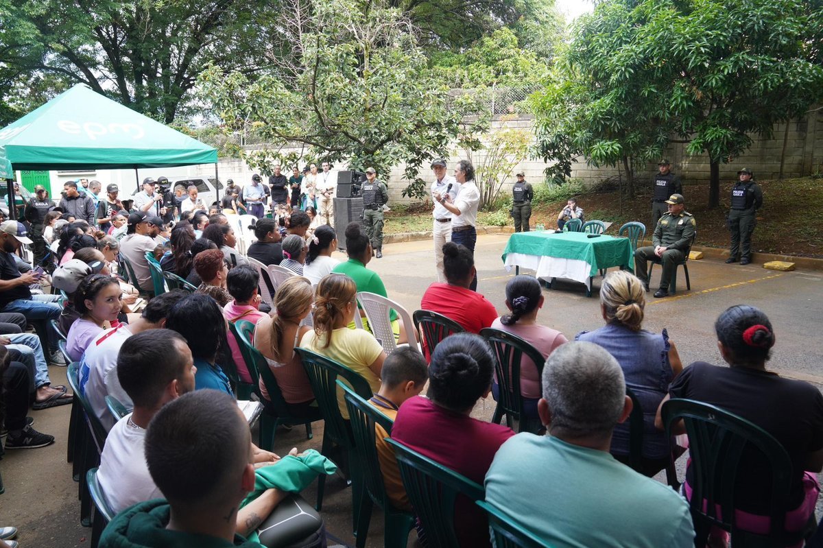 “Lo de hoy es una buena noticia para las familias de El Sinaí, se les entrega la compensación económica completa”: alcalde Federico Gutiérrez, al anunciar acuerdos definitivos con damnificados