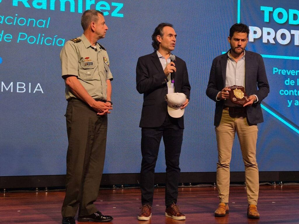 “Las ideologías dividen, los valores unen; que en el país nos una la protección de niñas, niños y adolescentes”: alcalde Federico Gutiérrez en el Congreso Todos los Protegemos