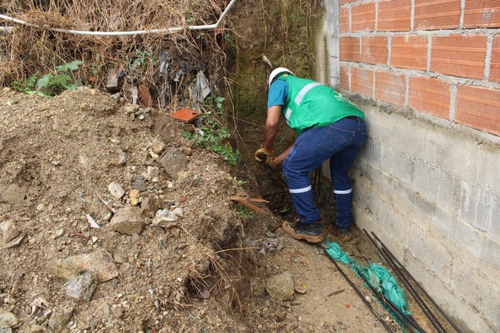 El Distrito intensifica operativos contra construcciones ilegales: cuatro obras en cemento y varilla fueron removidas en La Divisa, en la comuna 13