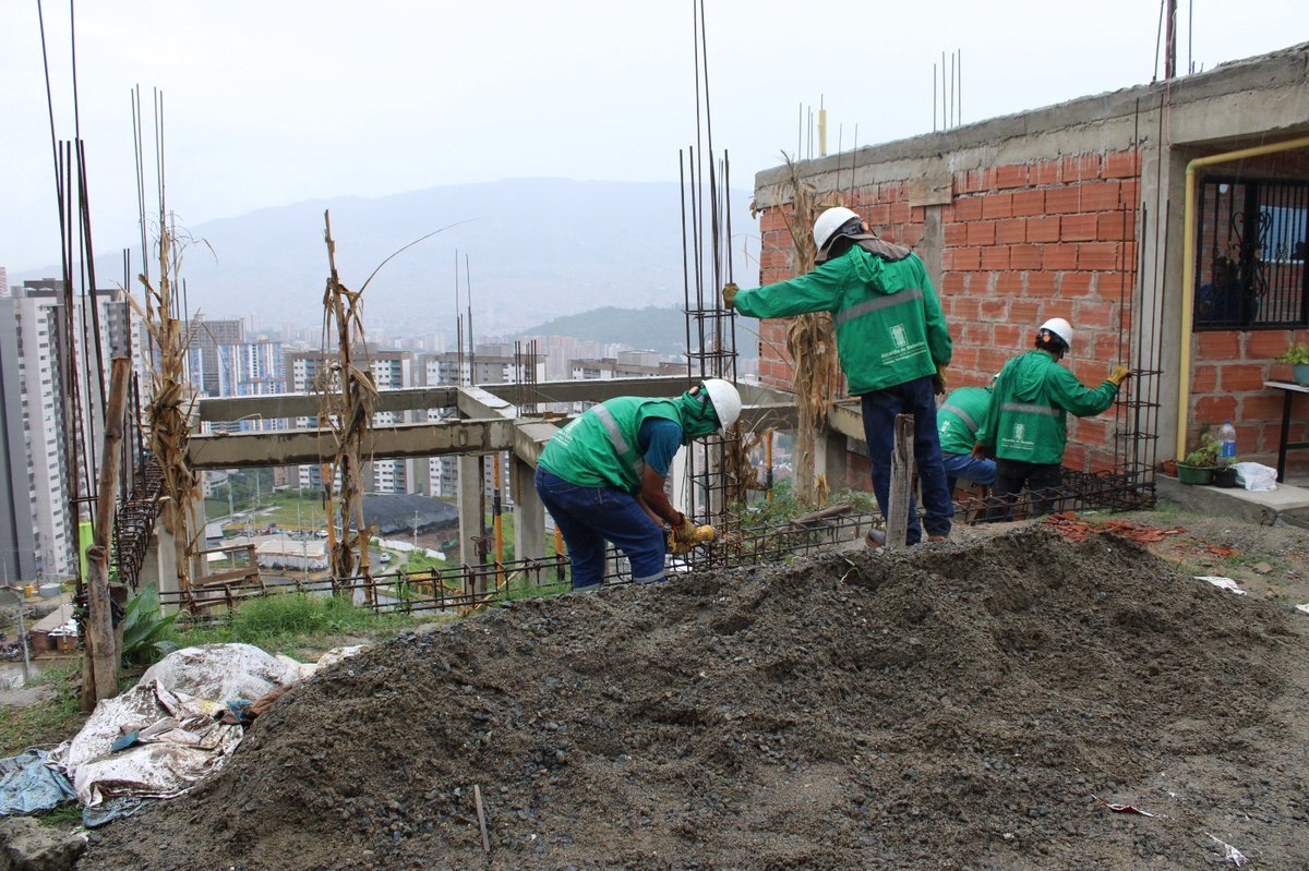 El Distrito intensifica operativos contra construcciones ilegales: cuatro obras en cemento y varilla fueron removidas en La Divisa, en la comuna 13