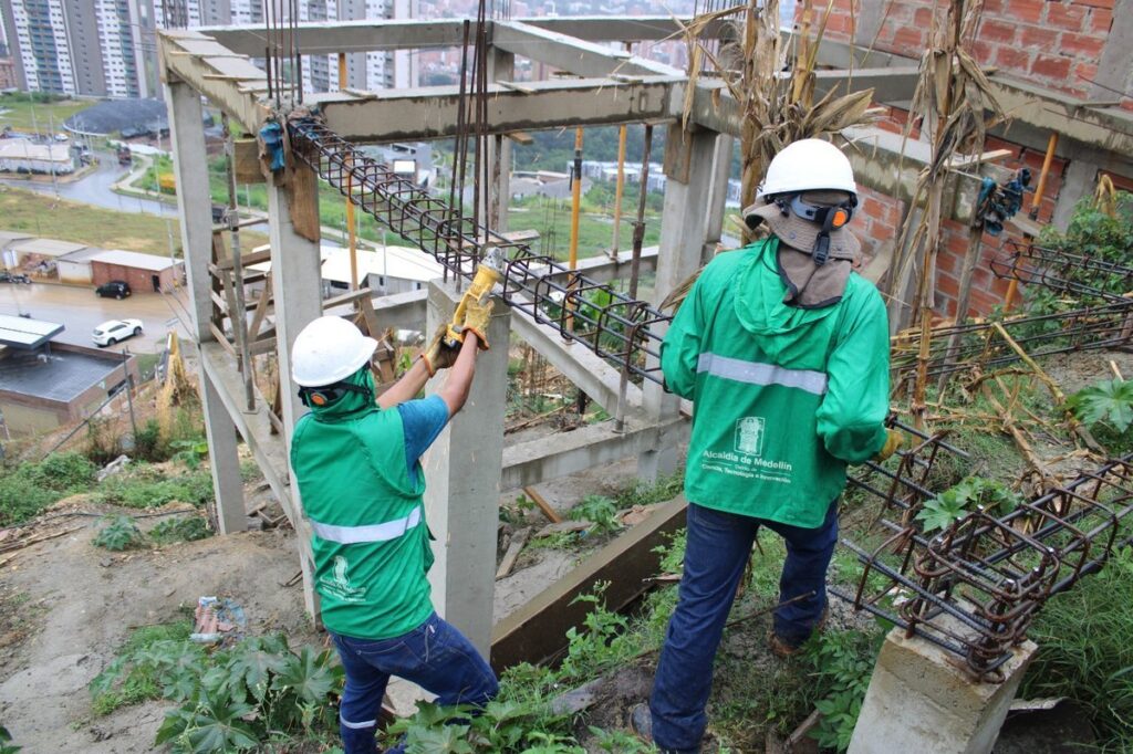 El Distrito intensifica operativos contra construcciones ilegales: cuatro obras en cemento y varilla fueron removidas en La Divisa, en la comuna 13