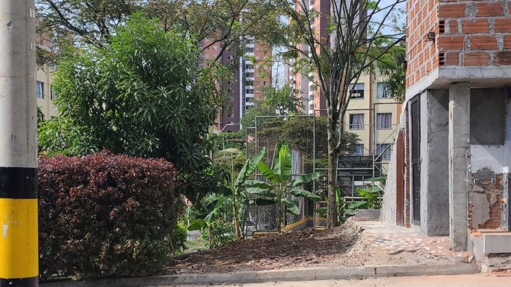 Autoridades demolieron una estructura ilegal que afectaba la tranquilidad de los habitantes de Guayabal