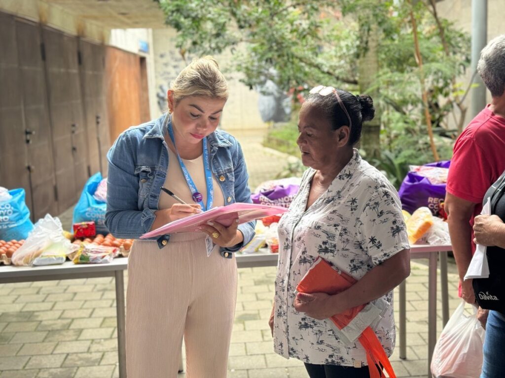 421 hogares de Medellín recibieron paquetes de alimentos, gracias a recursos de Presupuesto Participativo