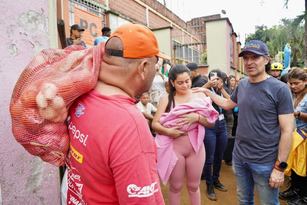 Familias damnificadas por emergencia en el barrio Sinaí, en Santa Cruz, reciben atención integral por parte de la Alcaldía de Medellín y EPM