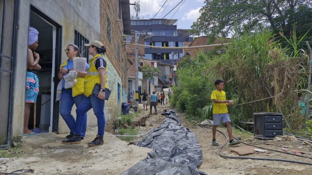 Van 913 familias atendidas por riesgo o emergencia en desastres naturales este año en Medellín