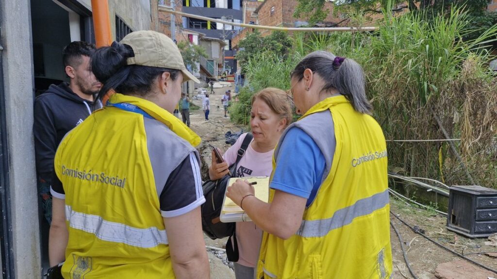 Van 913 familias atendidas por riesgo o emergencia en desastres naturales este año en Medellín