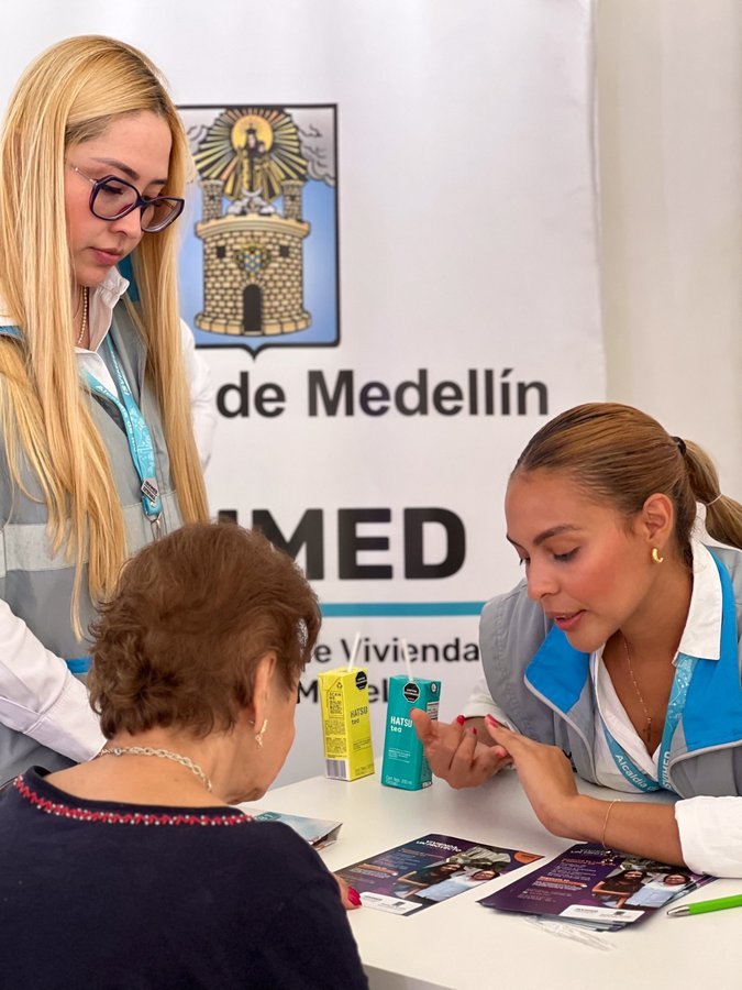 Más de 200 propietarios recibieron atención personalizada en la Feria de Servicios del Metro de la 80