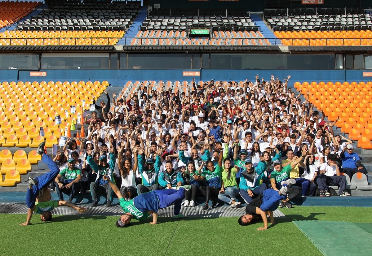 La Alcaldía de Medellín promueve el fútbol en paz en las instituciones educativas