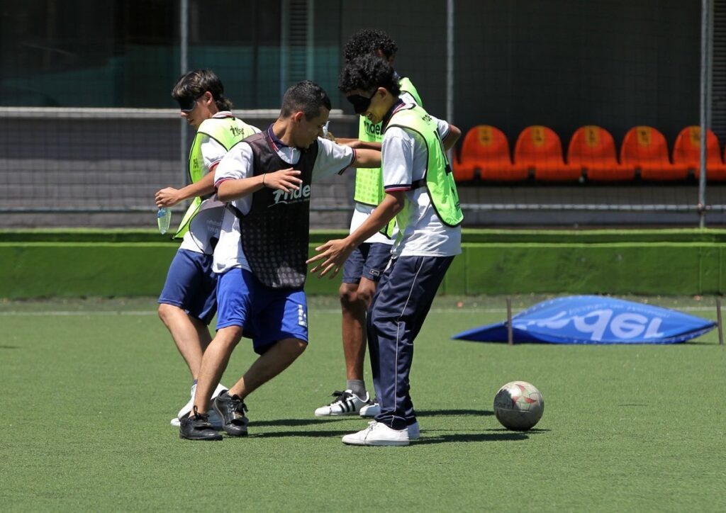 La Alcaldía de Medellín promueve el fútbol en paz en las instituciones educativas