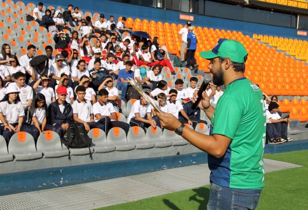 La Alcaldía de Medellín promueve el fútbol en paz en las instituciones educativas
