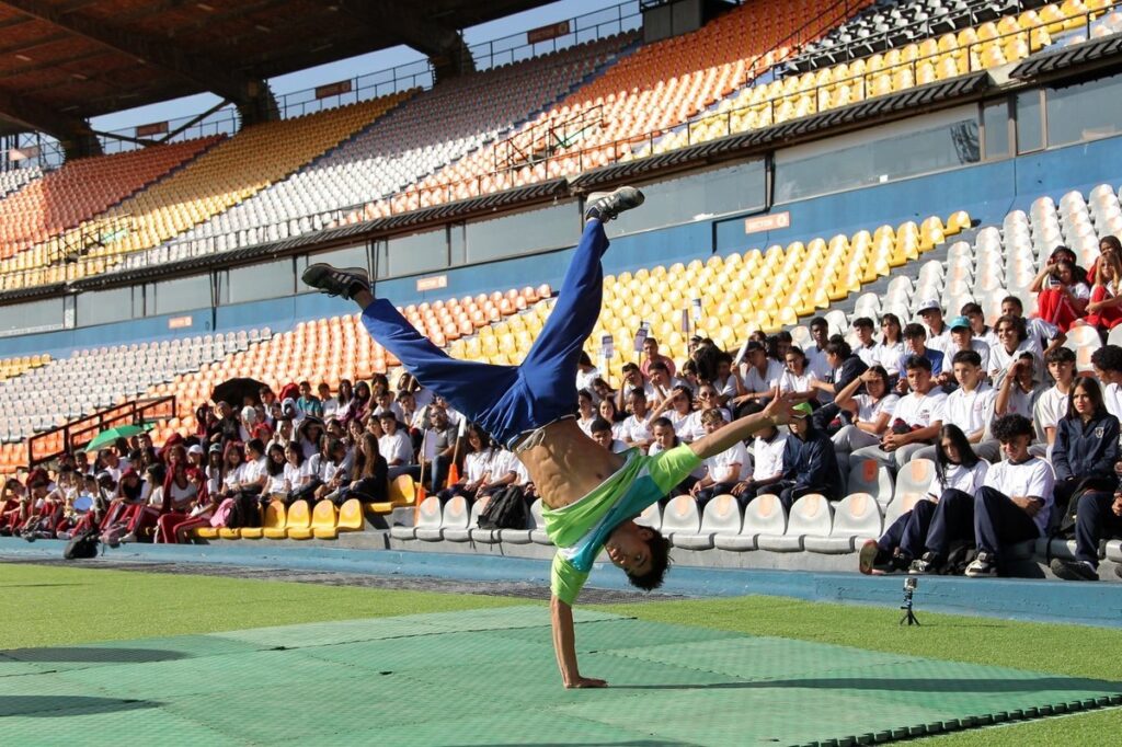La Alcaldía de Medellín promueve el fútbol en paz en las instituciones educativas