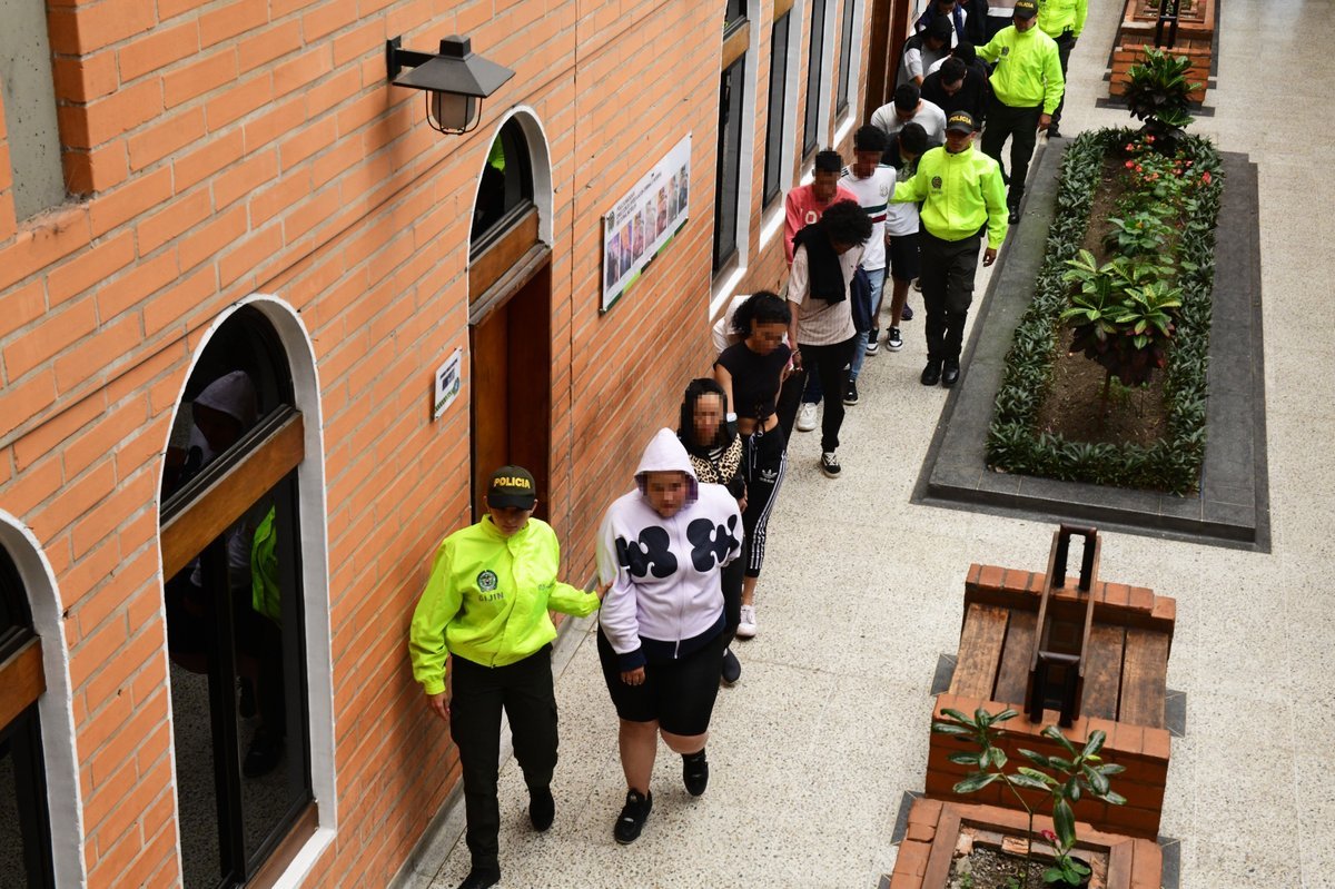 “Vamos a seguir dando golpes a las estructuras criminales, la droga se lleva vidas por delante”: alcalde Federico Gutiérrez, al anunciar la captura de 15 integrantes de ‘La Marina’