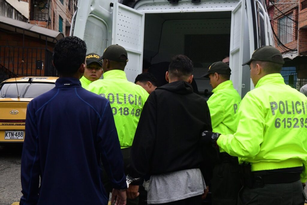 “Vamos a seguir dando golpes a las estructuras criminales, la droga se lleva vidas por delante”: alcalde Federico Gutiérrez, al anunciar la captura de 15 integrantes de ‘La Marina’