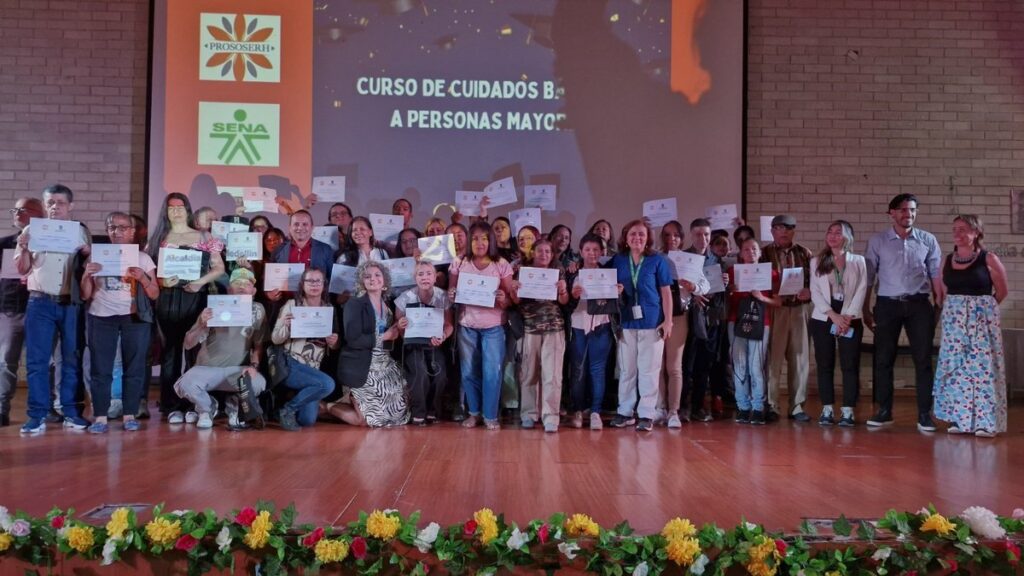 La Administración Distrital fortalece la labor de familias que cuidan a personas mayores