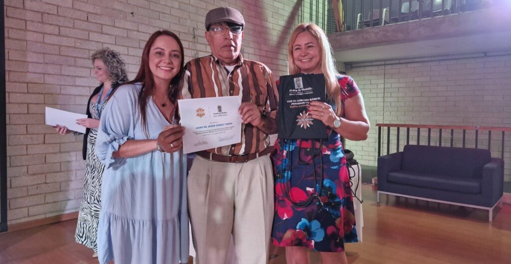 La Administración Distrital fortalece la labor de familias que cuidan a personas mayores