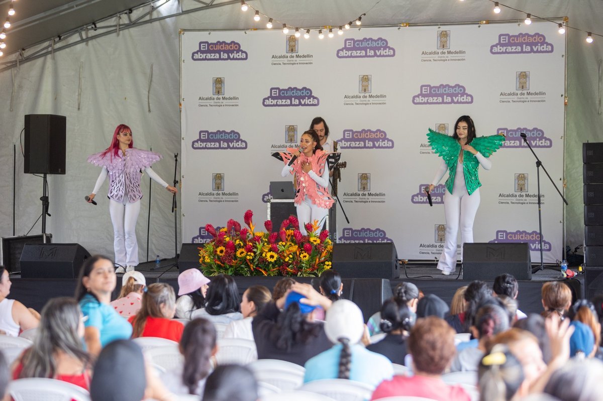 1.000 madres comunitarias de Medellín recibieron reconocimiento por su aporte para transformar el bienestar de la primera infancia