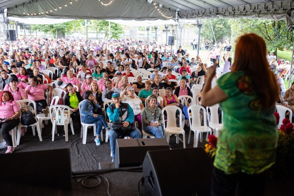 1.000 madres comunitarias de Medellín recibieron reconocimiento por su aporte para transformar el bienestar de la primera infancia