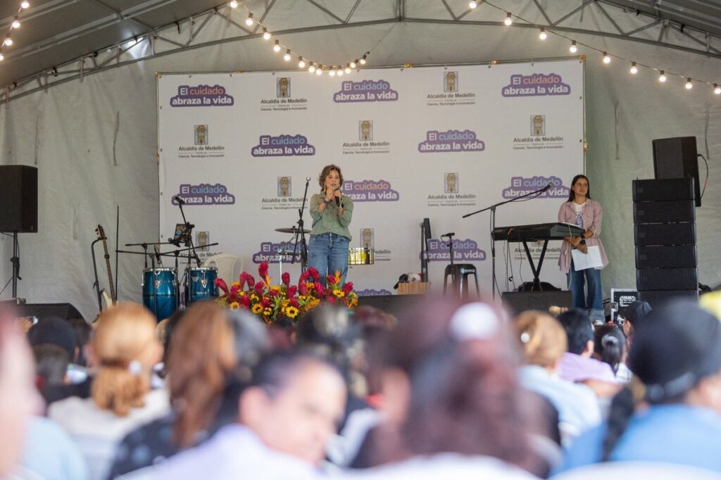 1.000 madres comunitarias de Medellín recibieron reconocimiento por su aporte para transformar el bienestar de la primera infancia
