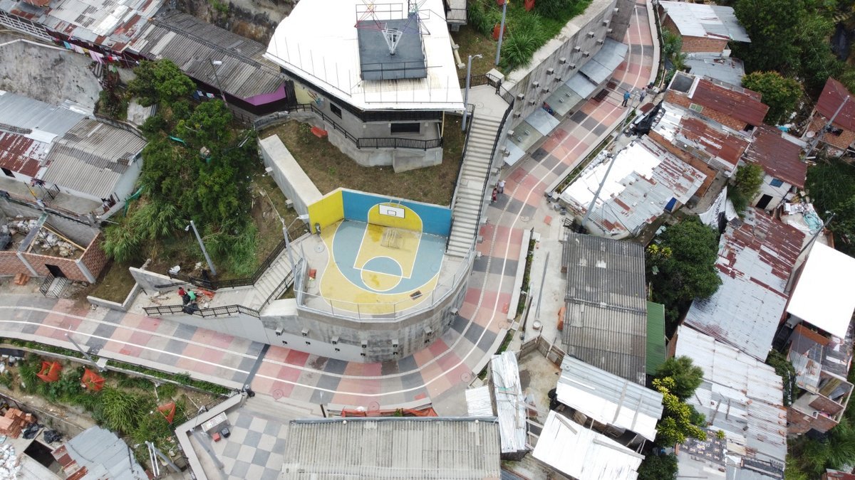 El alcalde Federico Gutiérrez entregó las obras del tercer viaducto peatonal de Media Ladera, en la comuna San Javier