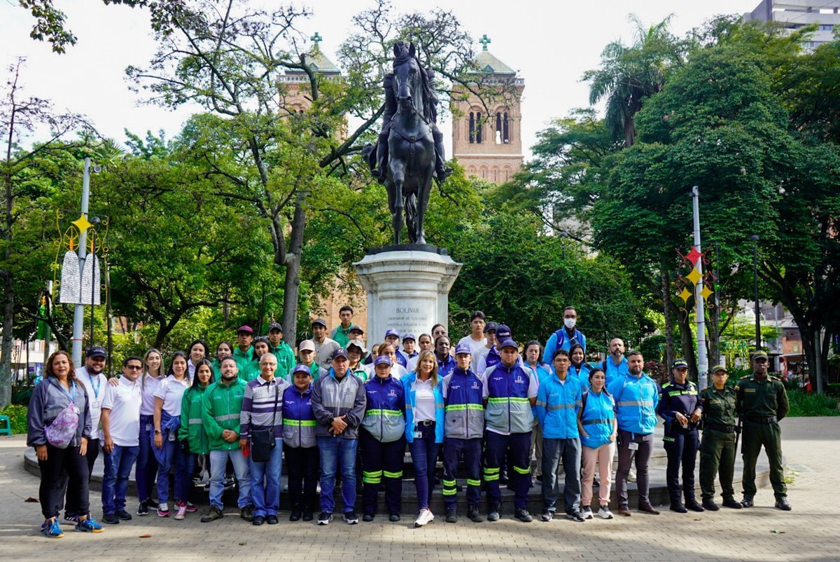 Con apoyo de la ciudadanía, el emblemático Parque de Bolívar recibió mantenimiento y limpieza