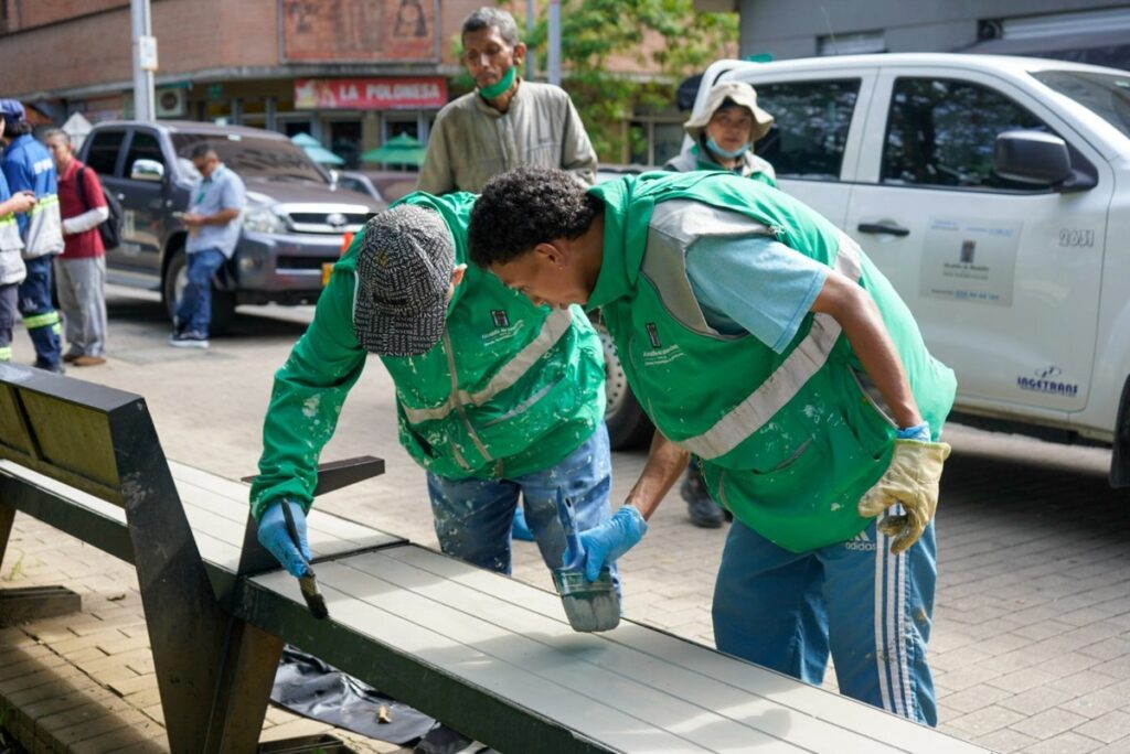 Con apoyo de la ciudadanía, el emblemático Parque de Bolívar recibió mantenimiento y limpieza