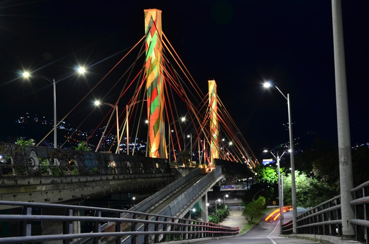 El Distrito refuerza la seguridad de las luminarias del puente de la 4 sur