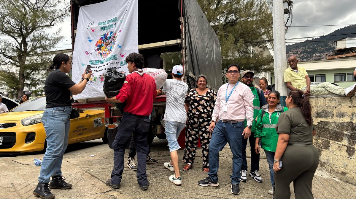 La solidaridad de los medellinenses no tiene límites: luego de cubrir necesidades en El Sinaí y Carambolas, muchas ayudas irán a damnificados en Chocó La solidaridad de los medellinenses no tiene límites: luego de cubrir necesidades en El Sinaí y Carambolas, muchas ayudas irán a damnificados en Chocó