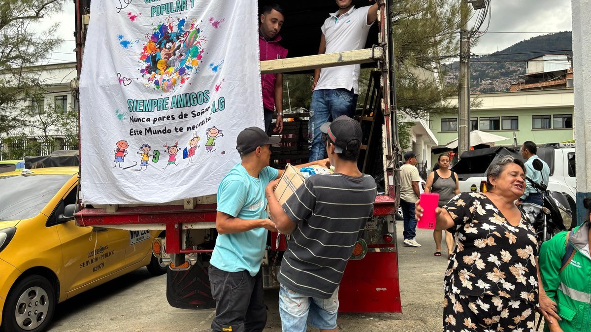 La solidaridad de los medellinenses no tiene límites: luego de cubrir necesidades en El Sinaí y Carambolas, muchas ayudas irán a damnificados en Chocó La solidaridad de los medellinenses no tiene límites: luego de cubrir necesidades en El Sinaí y Carambolas, muchas ayudas irán a damnificados en Chocó