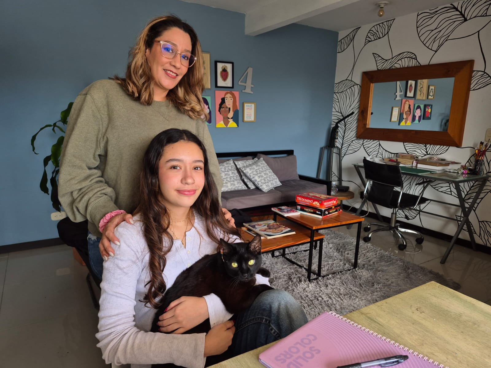 Claudia Armenta, su hija Luciana y Sombra, una de las mascotas que tienen en este hogar.