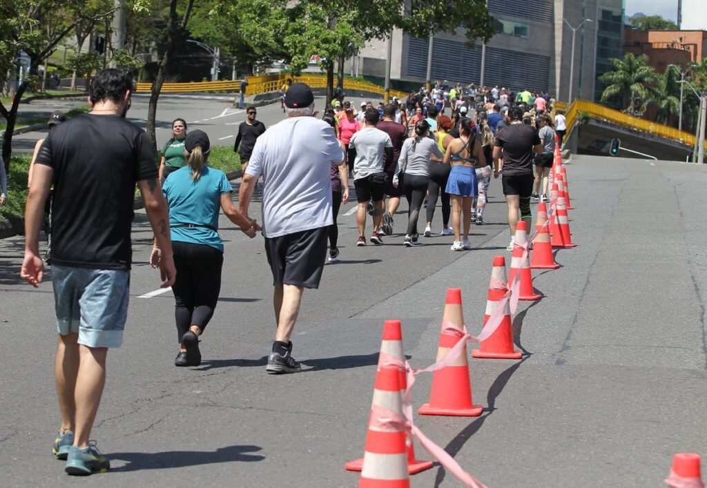 Imagen de personas haciendo ejercicio saludabe