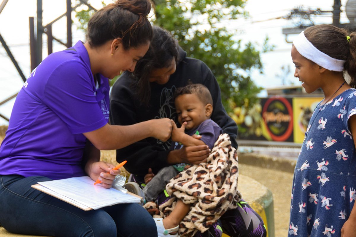 Desde octubre, se han caminado 161 kilómetros para recuperar a 1.450 estudiantes que estaban por fuera del sistema escolar en Medellín - Foto alcaldia de Medellín