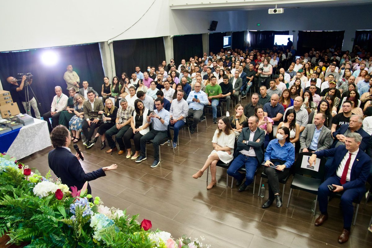 Alcalde Federico Gutiérrez presidió graduación de Estud-IA: fueron 339 personas, inspiración de más de 50.000 que serán formadas en habilidades digitales estos cuatro año