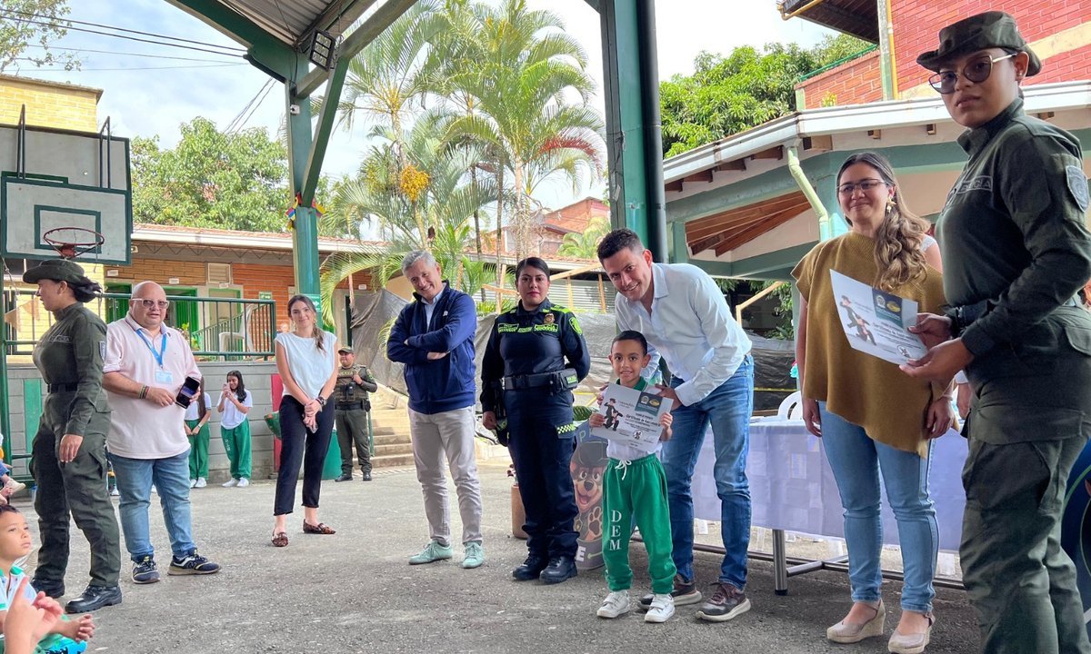 En colegio de Medellín, 1.280 niñas, niños y jóvenes se prepararon para prevenir el consumo de alucinógenos - Foto alcaldia de Medellín