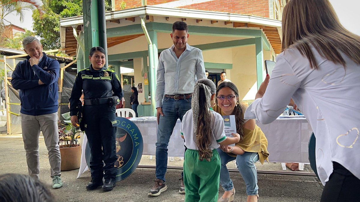 En colegio de Medellín, 1.280 niñas, niños y jóvenes se prepararon para prevenir el consumo de alucinógenos - Foto alcaldia de Medellín