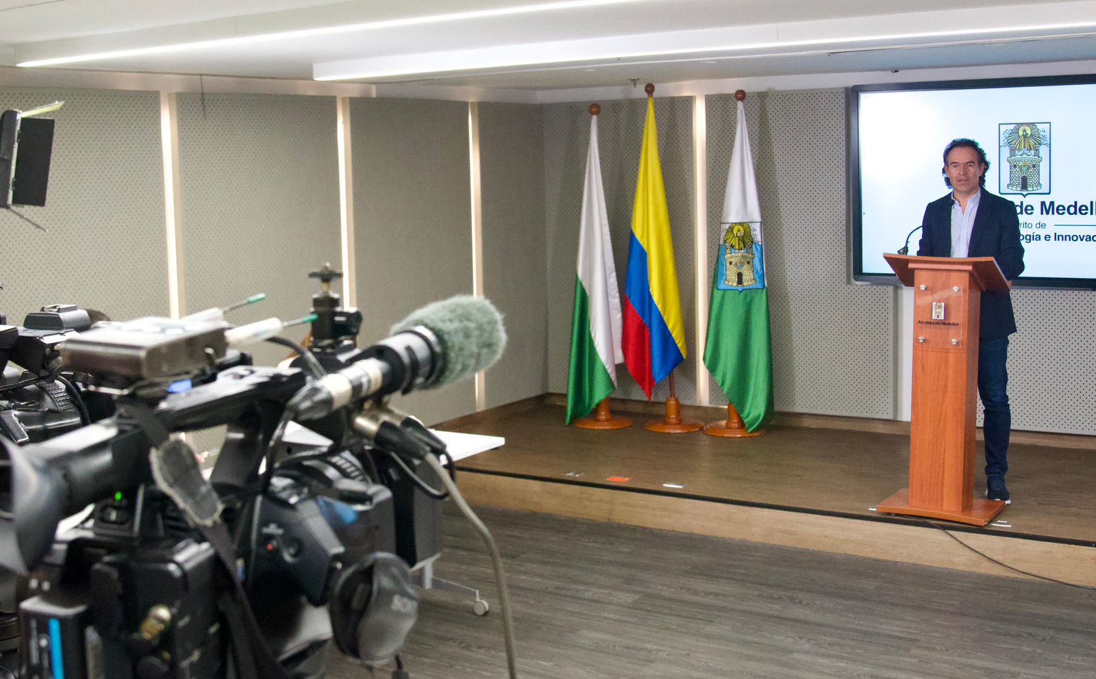 “Pedimos al Gobierno Nacional que pague lo que debe”: alcalde Federico Gutiérrez alerta sobre deudas en el sector energético