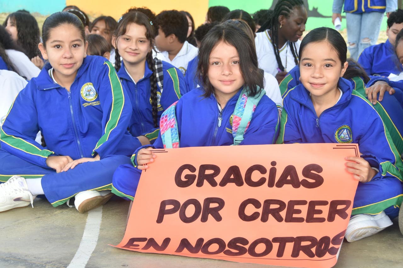 La Alcaldía de Medellín da la bienvenida a los estudiantes que inician el calendario escolar 2025