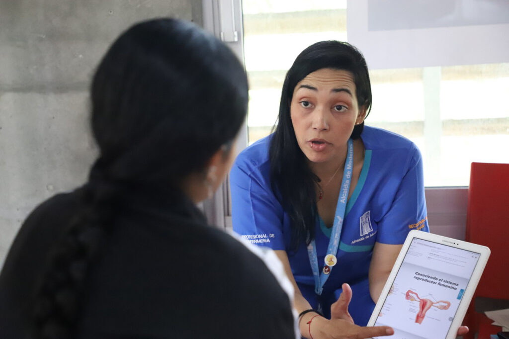 Con actividades de prevención, la tasa de embarazo en adolescentes sigue bajando en Medellín y se ubica en 9.75 %