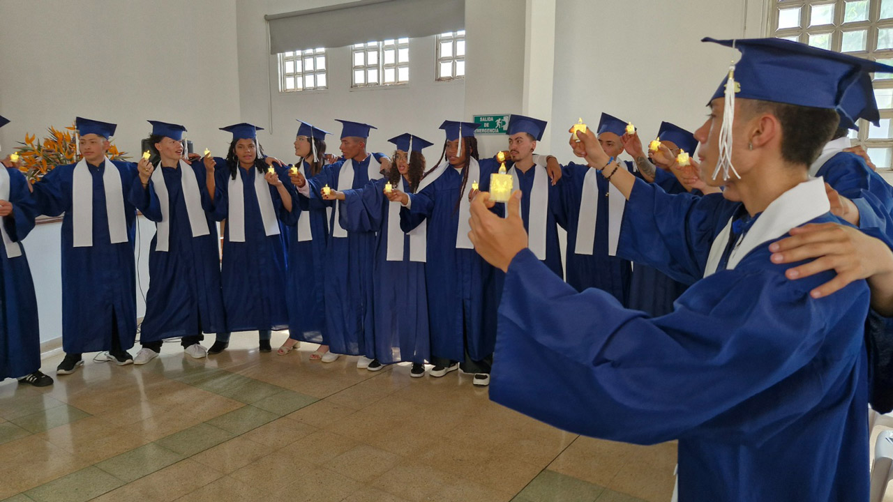 21 adolescentes culminaron su proceso de restablecimiento de derechos en Medellín y regresan a sus hogares