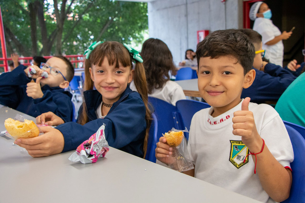 El 85.2 % de los estudiantes de Medellín se sienten satisfechos con el Programa de Alimentación Escolar, según encuesta