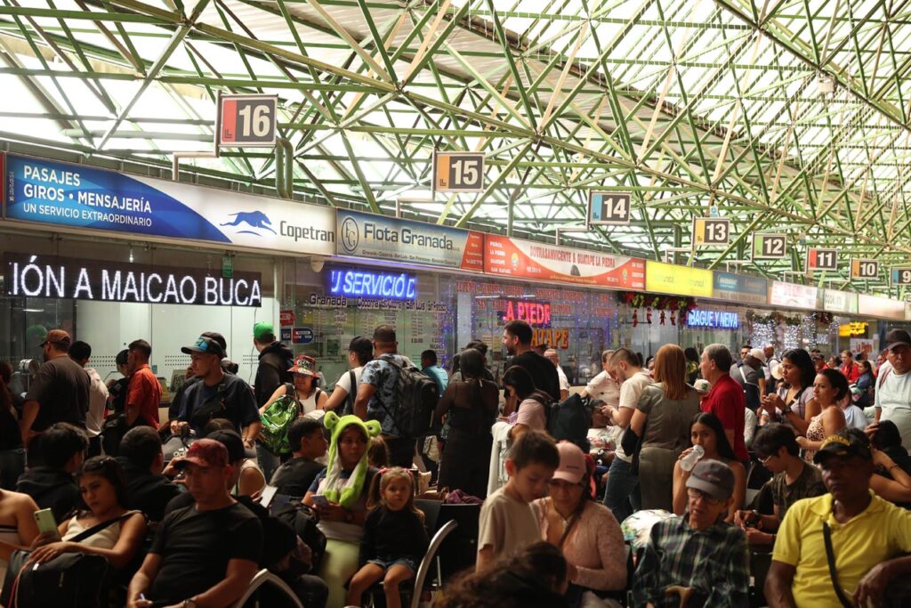 Terminal Norte de Medellín con un conglomerado de personas