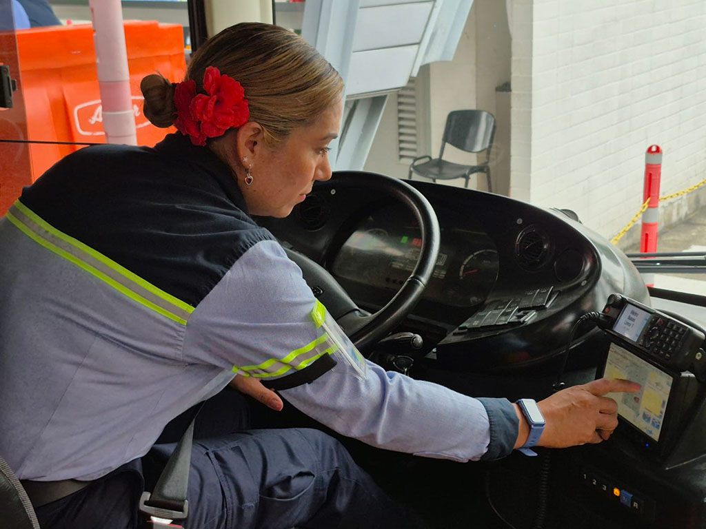 Luz Posada alistándose para prestar servicio en uno de los buses articulados del Metro de Medellín.
