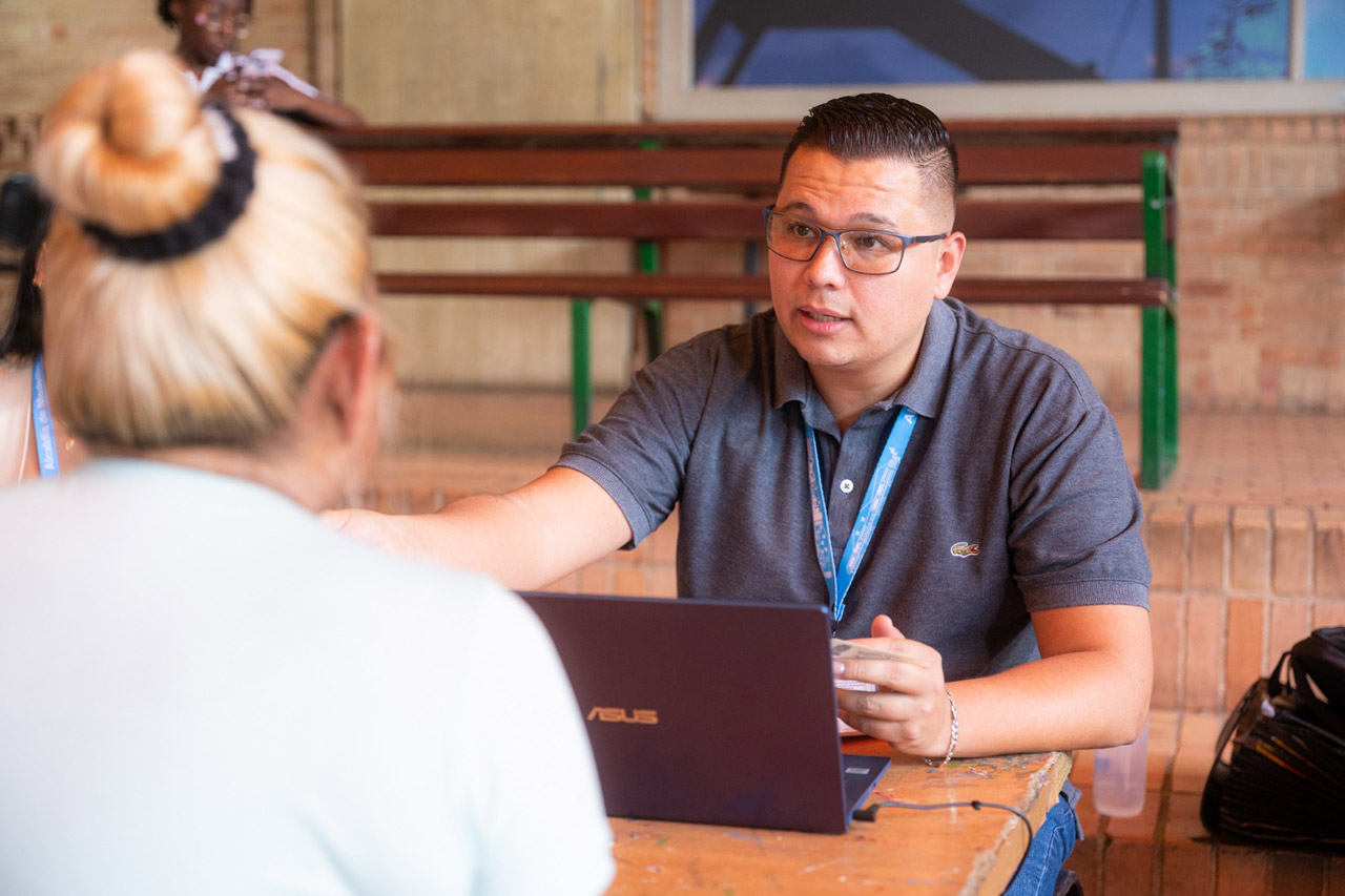 La Administración Distrital continúa liderando la atención a desplazados del Catatumbo que han llegado a Medellín