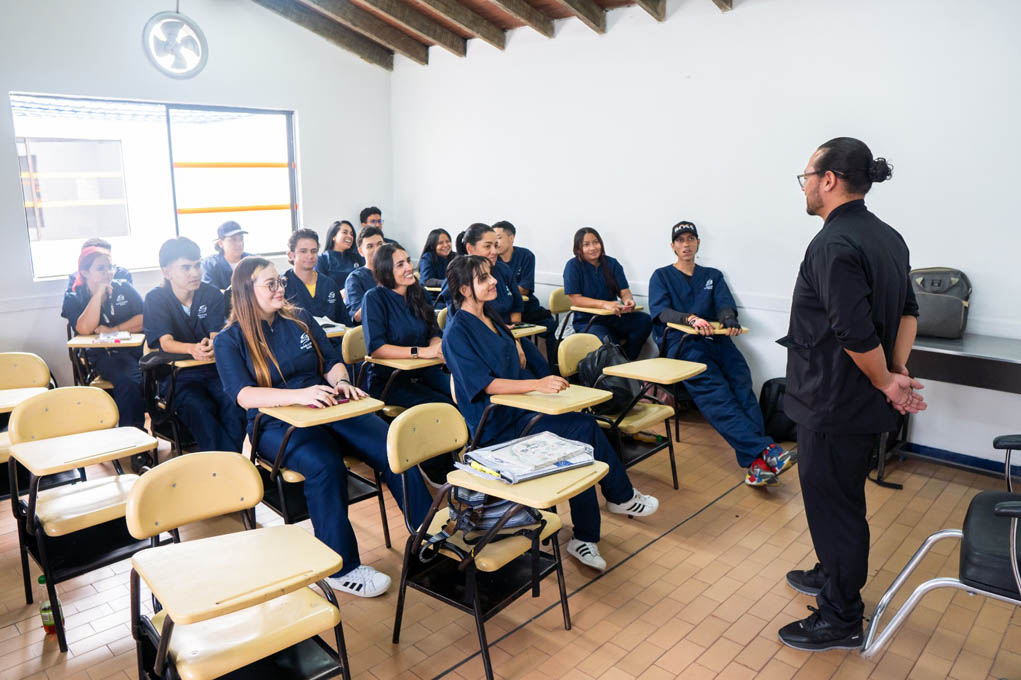Colmayor lidera iniciativa de beca integral de educación priorizada por Presupuesto Participativo para comunas y corregimientos de Medellín En sus 80 años, Colmayor lidera iniciativa de beca integral de educación priorizada por Presupuesto Participativo para comunas y corregimientos de Medellín