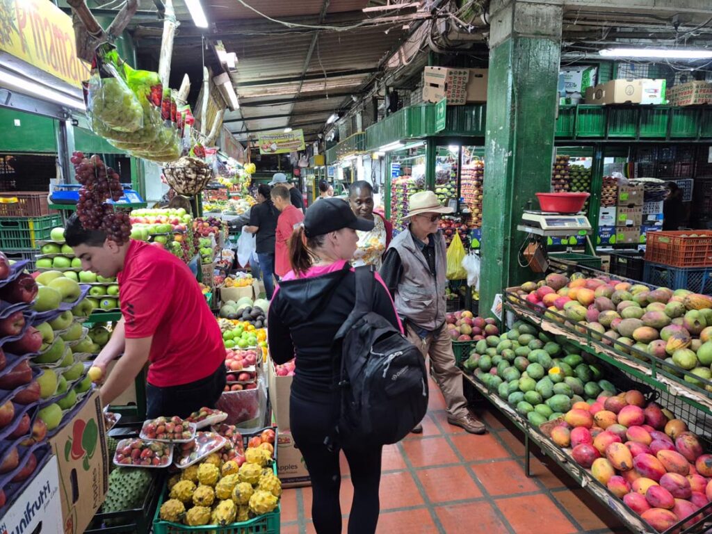 Pasillo con productos de la Plaza Minorista