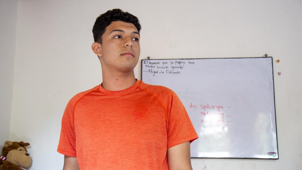 Andrés Arroyo en su tablero de estudio