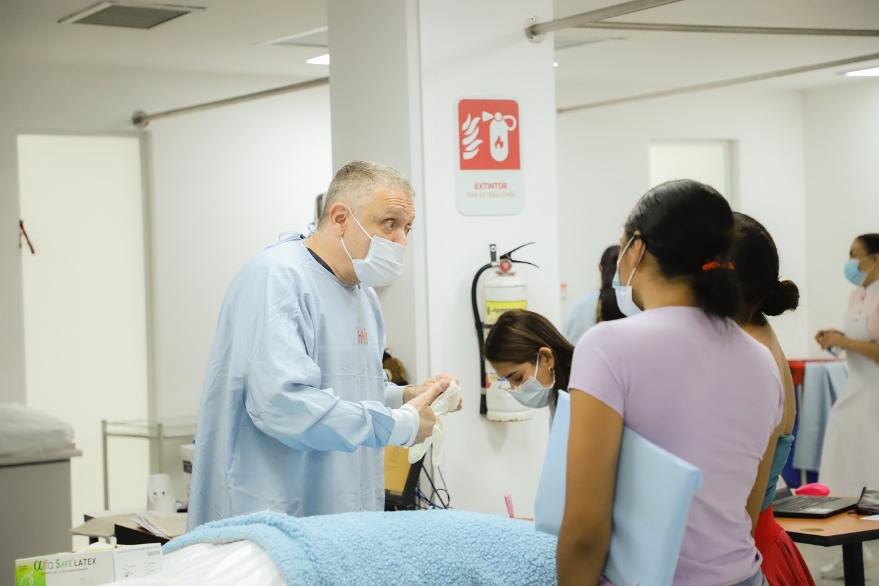 Doctor con pacientes en cunsulta