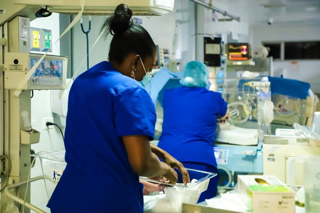 Enfermera con paciente infante