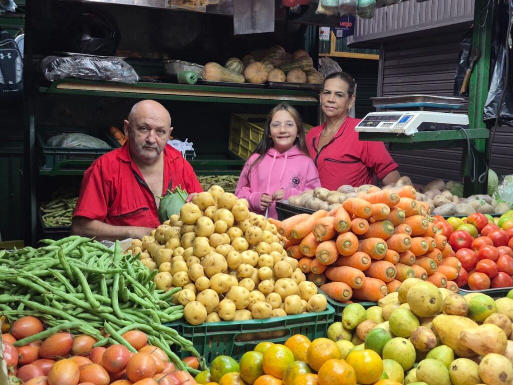 Los esposos Luz Ibarra y Luis Avendaño con su nieta, Mariángel Z