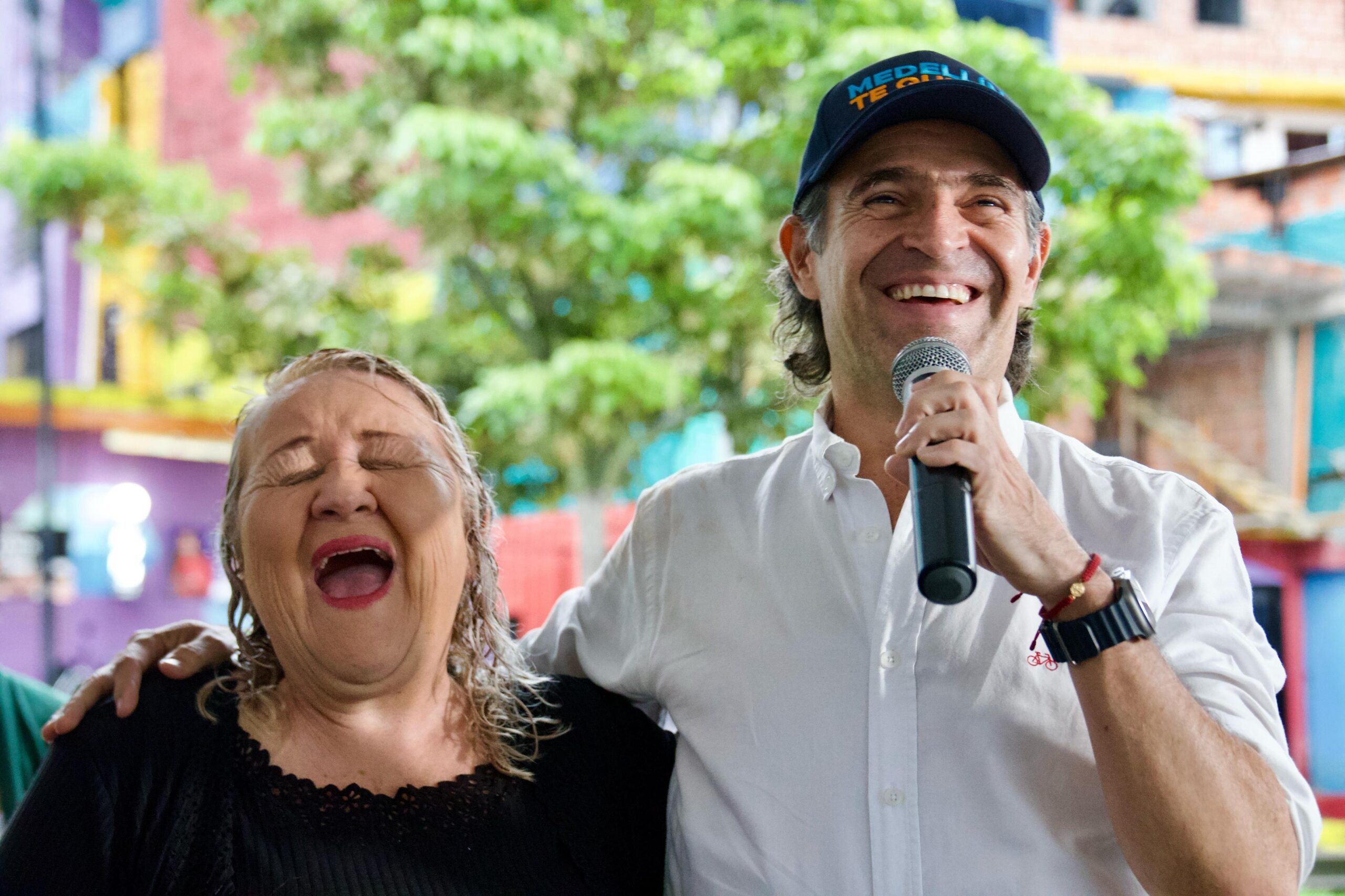 Foto Alcalde y ciudadana cabeza de familia