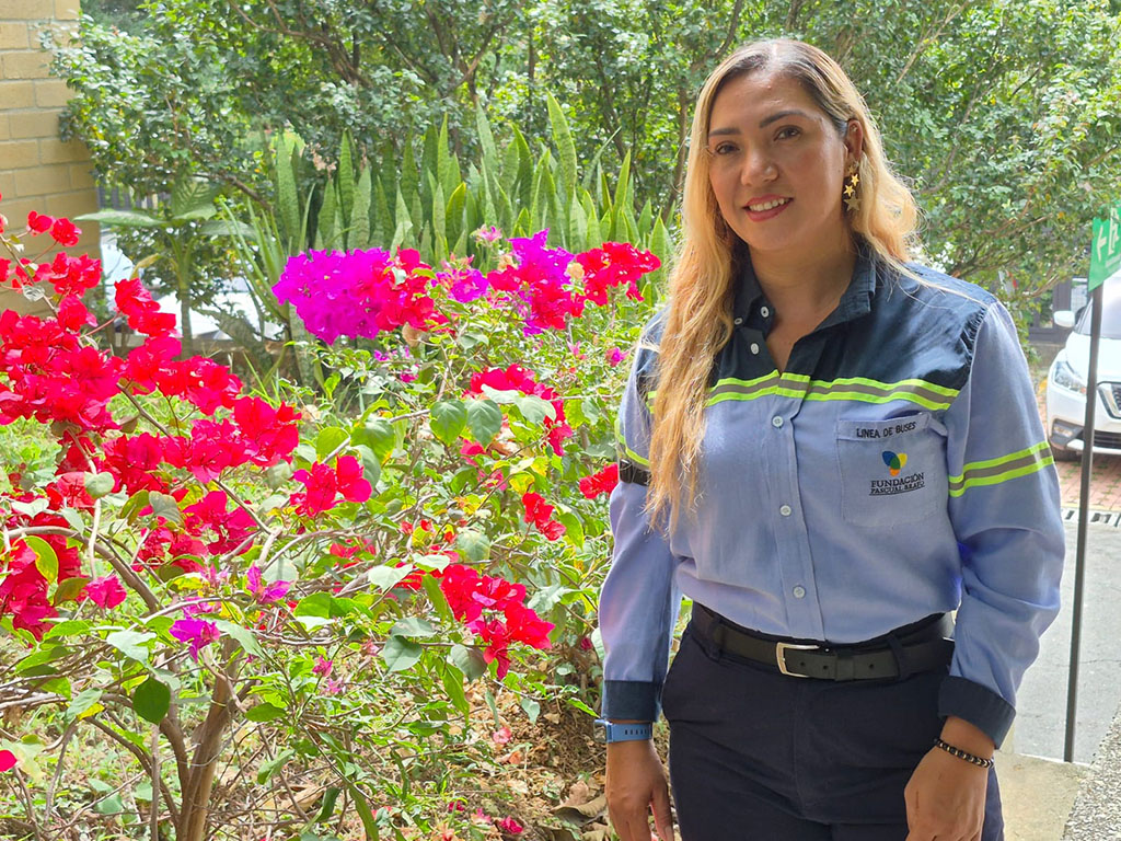 Foto de Luz Posada con fondo de flores